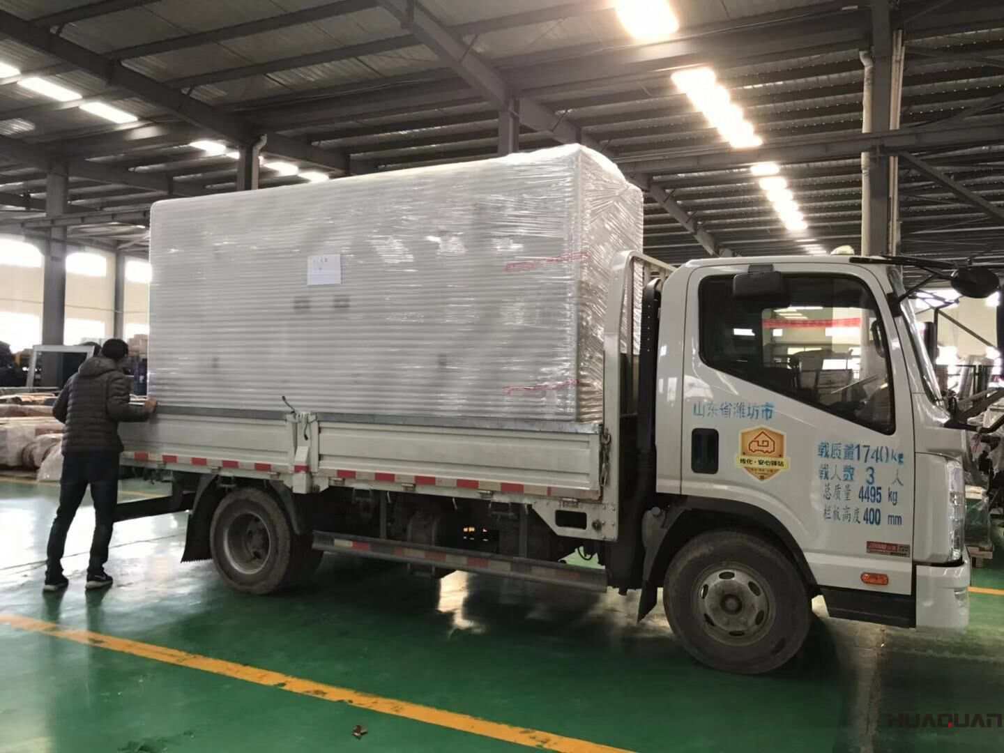 河南楊先生11月2日從華全動力采購了一臺300kw移動靜音拖車柴油發(fā)電機(jī)組，現(xiàn)已發(fā)往目的地