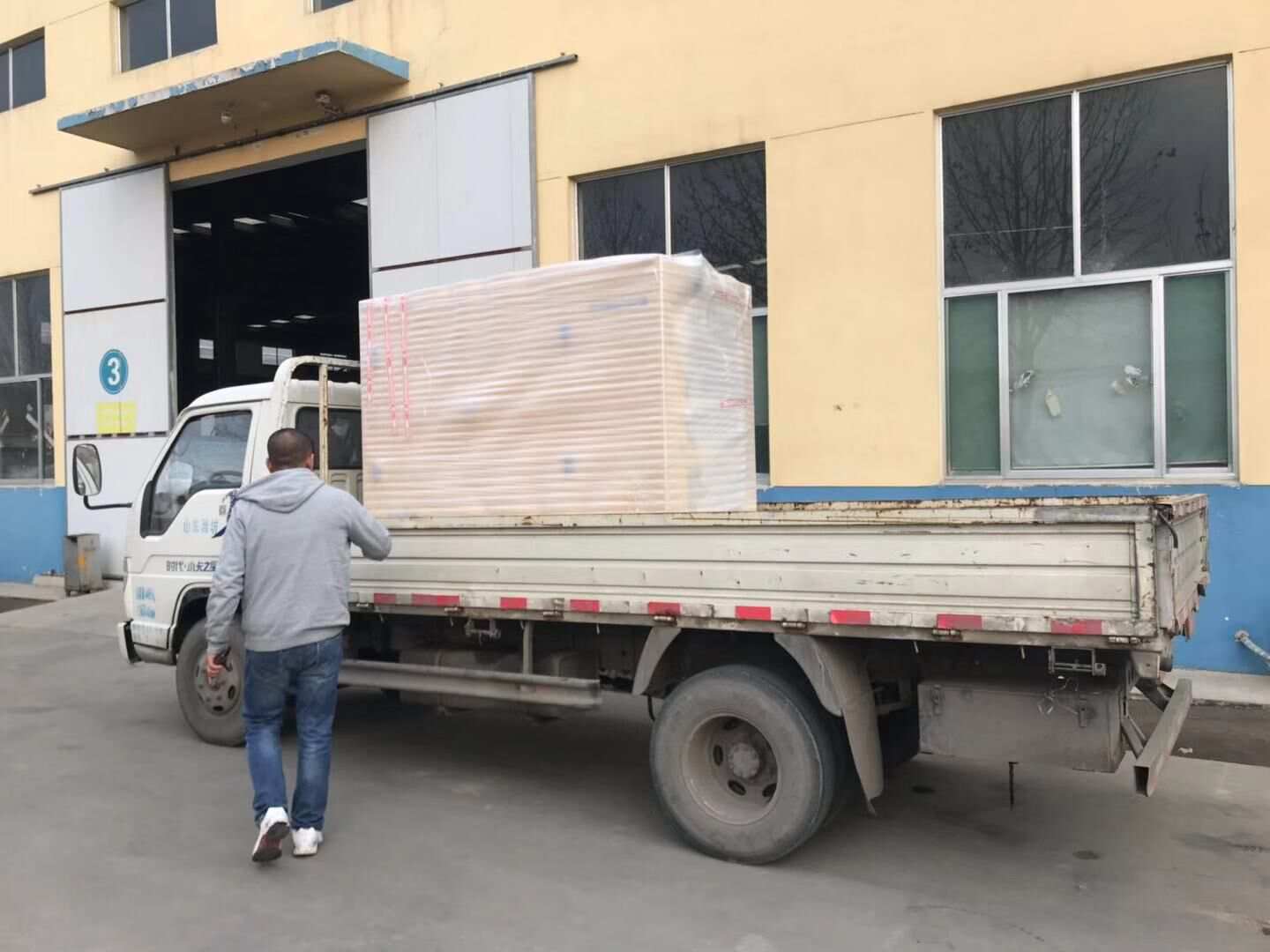 12月8日，華全動力一臺10kw立柜靜音柴油發(fā)電機組成功發(fā)往廣東省