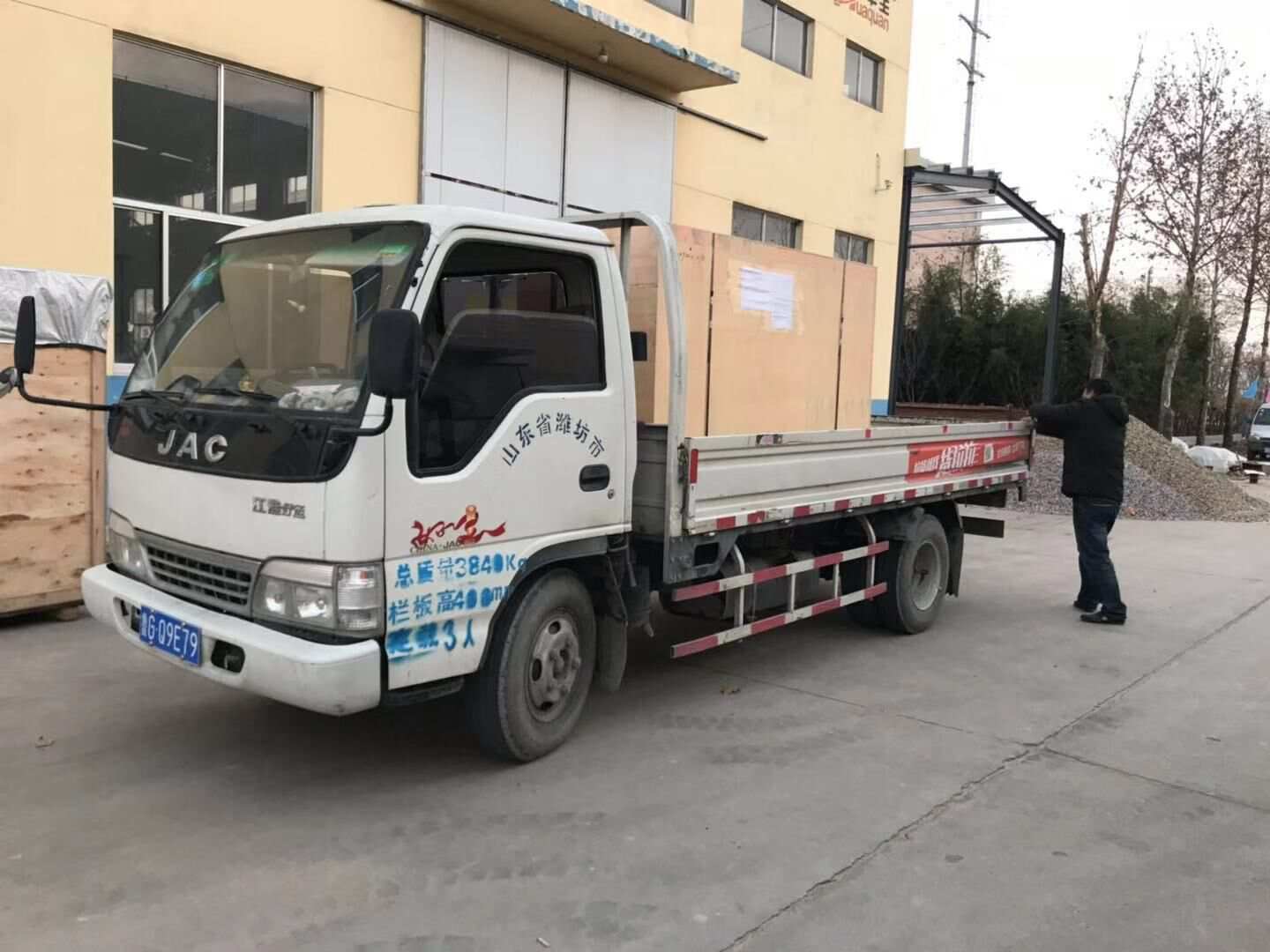 山東省玄先生從華全動力采購的一臺30kw標配柴油發(fā)電機組于12月8日順利發(fā)往目的地