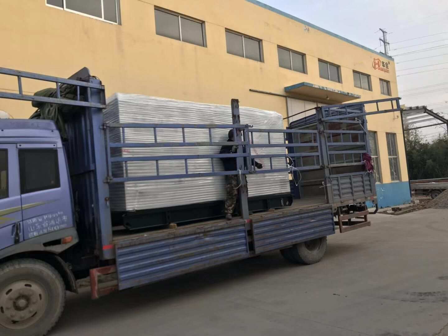 12月18日，山東省劉先生從華全動力采購的180kw自動化柴油發電機組順利發往目的地