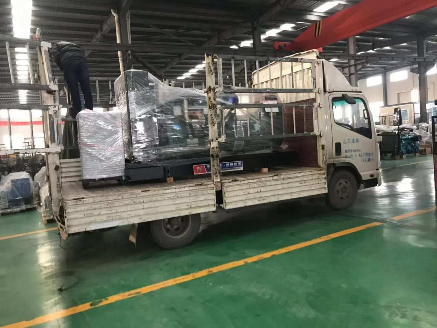 華全動力一臺300kw標配柴油發(fā)電機組已于12月29日順利發(fā)往天津市