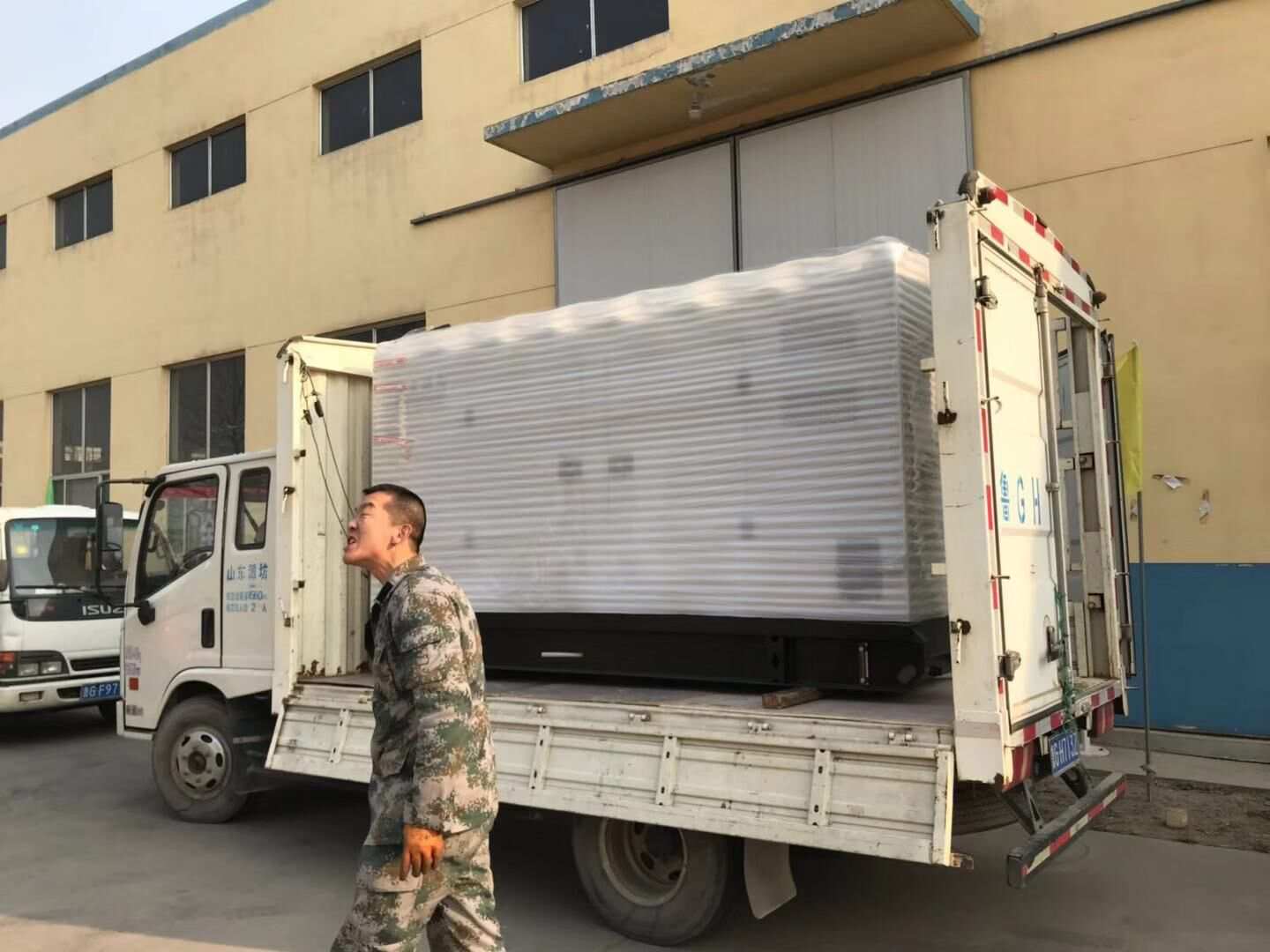 華全動力一臺160kw的靜音箱柴油發電機組于1月3日成功發往江蘇省