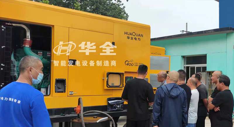 走進(jìn)河北某公共事業(yè)管理處，華全工作人員調(diào)試兩臺400千瓦發(fā)電機(jī)組